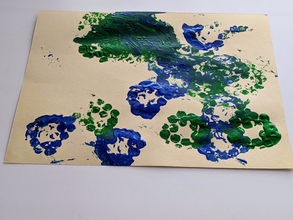 bubble wrap stamp art for kids, Earth day craft for kids, recyclable crafts for kids, toilet paper roll crafts