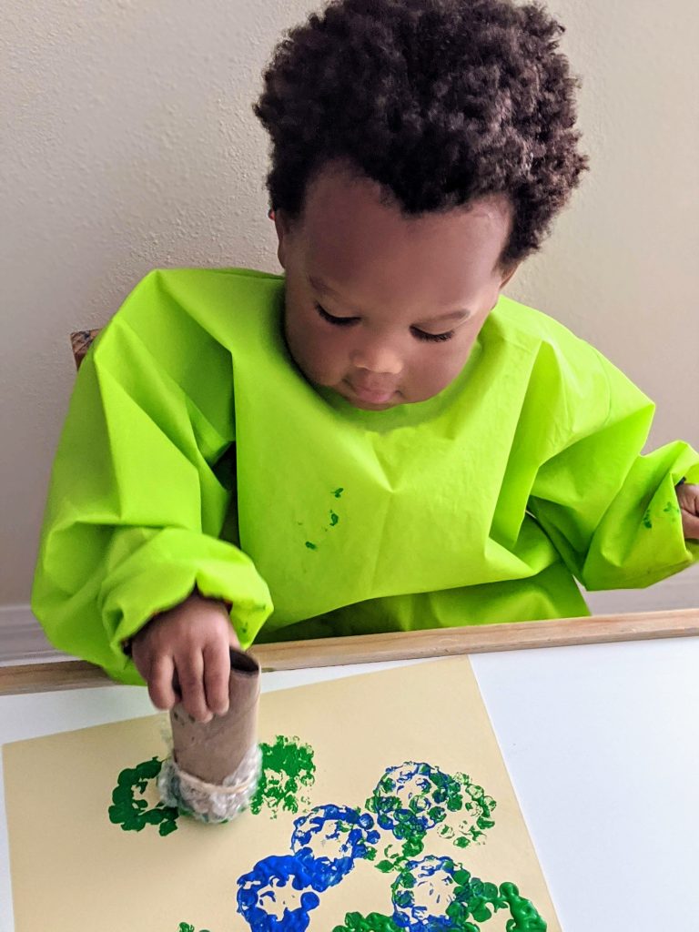 bubble wrap stamp art for kids, Earth day craft for kids, recyclable crafts for kids, toilet paper roll crafts