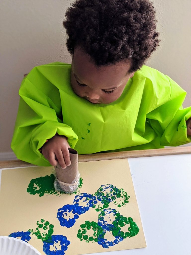 bubble wrap stamp art for kids, Earth day craft for kids, recyclable crafts for kids, toilet paper roll crafts